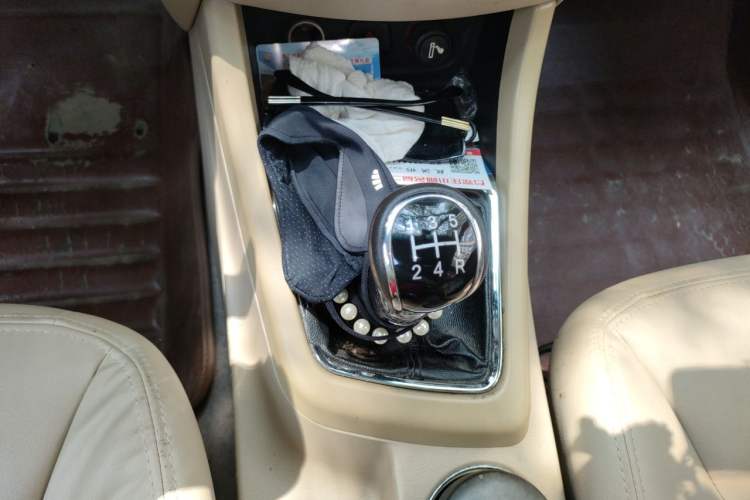 Used Baojun 730 2014 1.5L Manual Luxury Navigation ESP Version 7 Seats Gear Lever