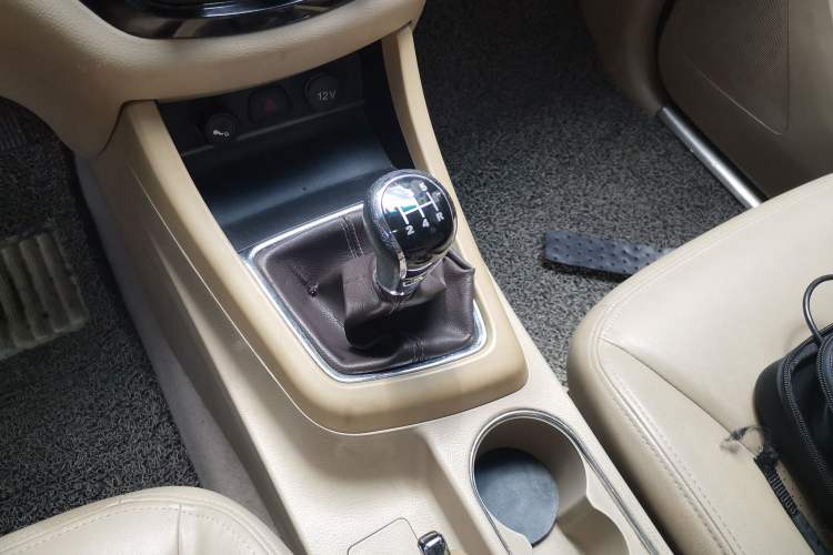 Used Baojun 730 2014 1.5L manual Comfort version 7 seats Gear Lever