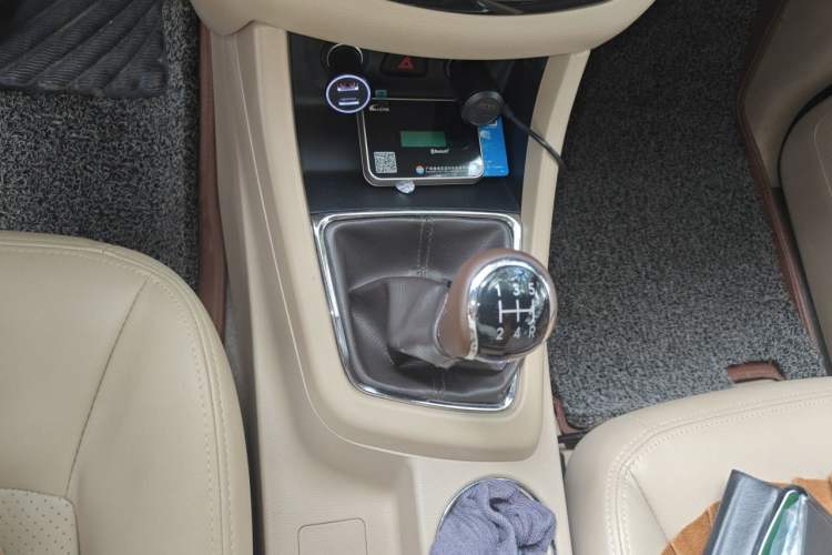 Used Baojun 730 2014 1.5L manual Comfort version 7 seats Gear Lever