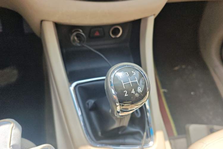 Used Baojun 730 2014 1.5L manual luxury trim 7 seats Gear Lever