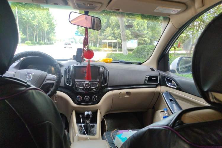 Used Baojun 730 2014 1.5L manual Comfort version 7 seats Headliner