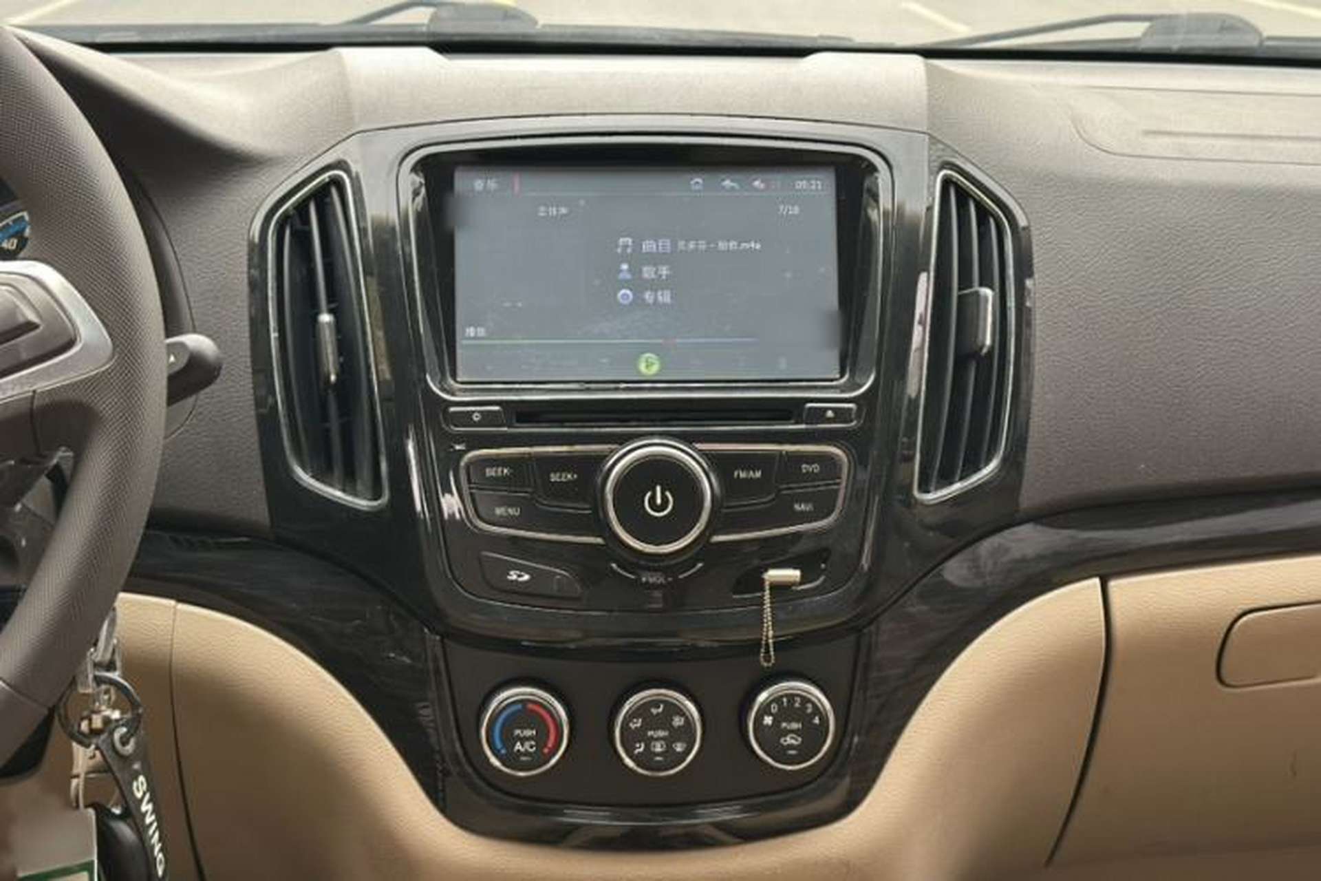 Used Baojun 730 2014 1.5L manual Comfort ESP version 7 seats Interior 11