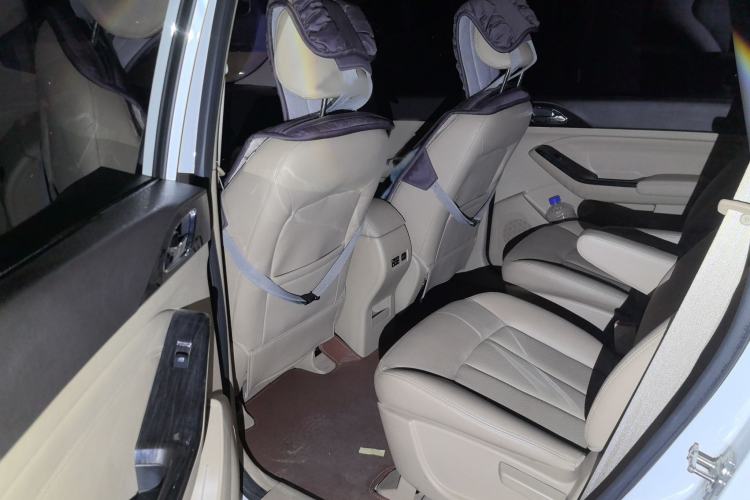 Used Baojun 730 2014 1.5L manual Comfort version 7 seats Interior 2
