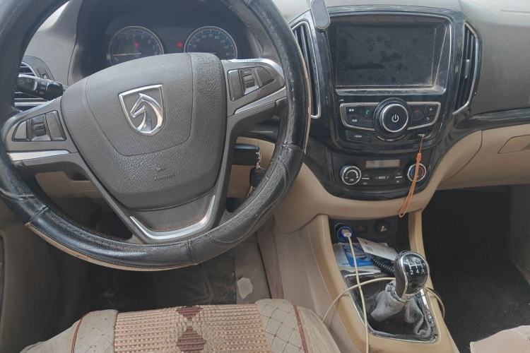 Used Baojun 730 2014 1.5L manual luxury trim 7 seats Interior 2