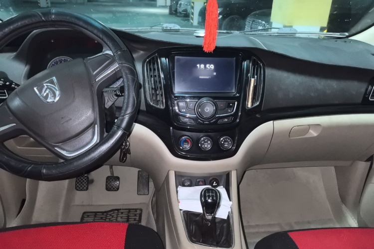 Used Baojun 730 2014 1.5L manual Comfort version 7 seats Interior 2