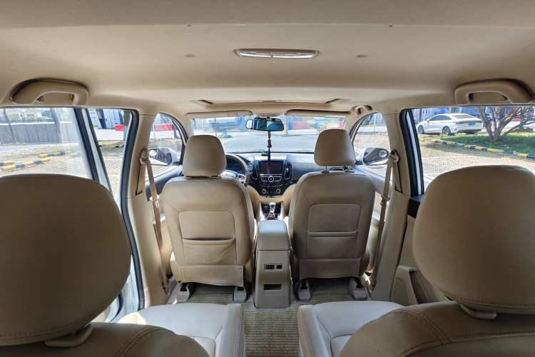 Used Baojun 730 2014 1.5L manual luxury trim 7 seats Interior 3