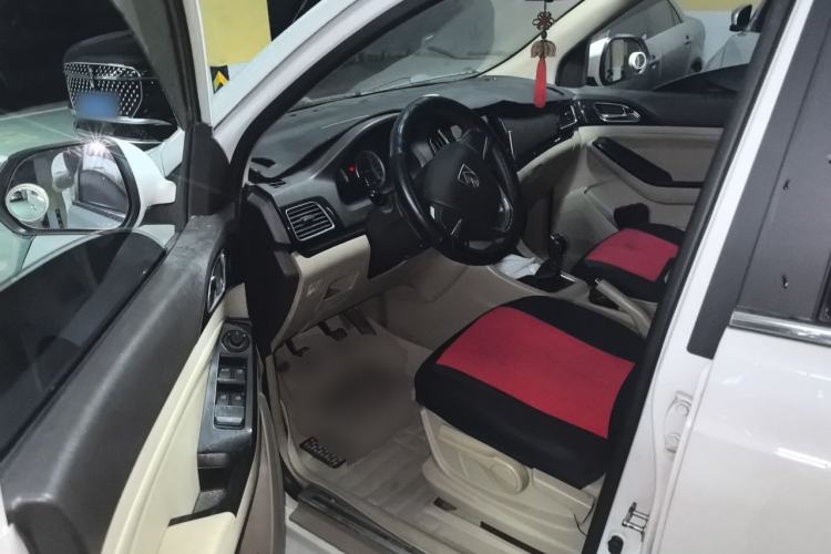 Used Baojun 730 2014 1.5L manual Comfort version 7 seats Interior 3