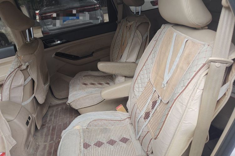 Used Baojun 730 2014 1.5L manual luxury trim 7 seats Interior 4