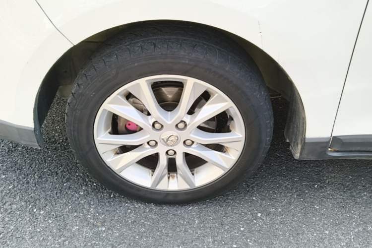 Used Baojun 730 2014 1.5L manual Comfort ESP version 7 seats Left Front Wheel Hub