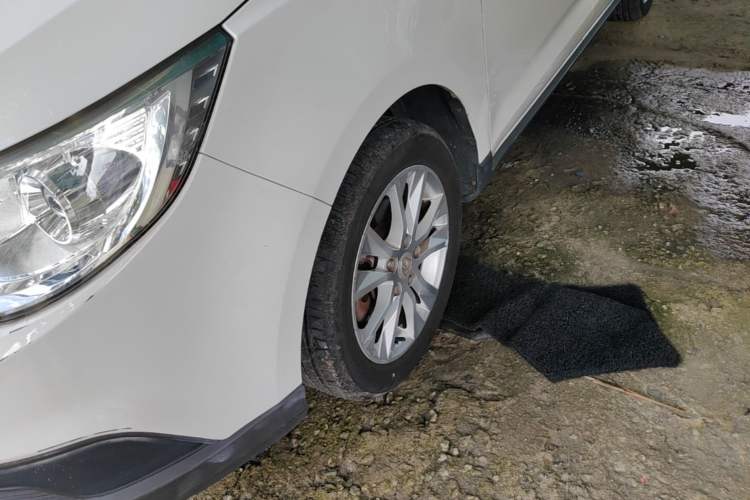 Used Baojun 730 2014 1.5L manual standard trim 7 seats Left Front Wheel Hub