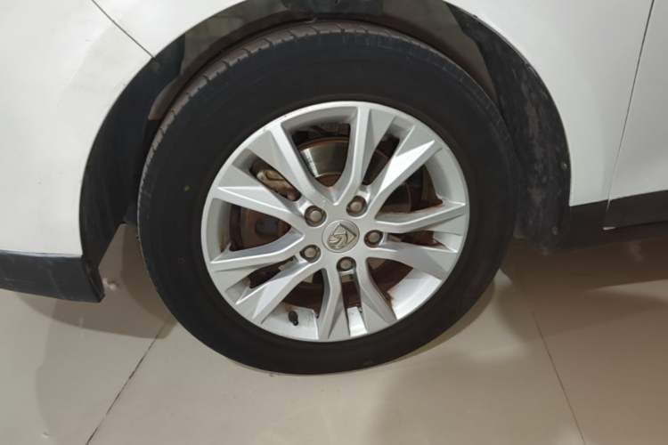 Used Baojun 730 2014 1.5L manual Comfort ESP version 7 seats Left Front Wheel Hub