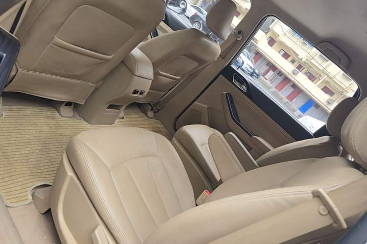 Used Baojun 730 2014 1.5L manual luxury trim 7 seats Left Rear Seat