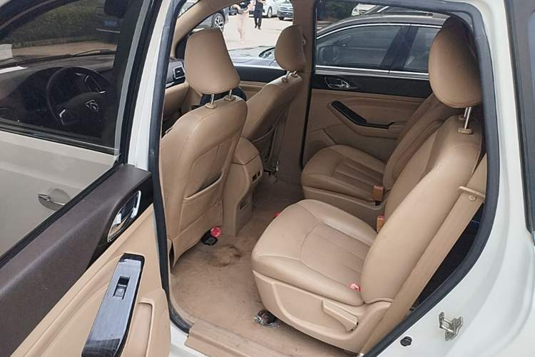 Used Baojun 730 2014 1.5L Manual Luxury Navigation ESP Version 7 Seats Left Rear Seat