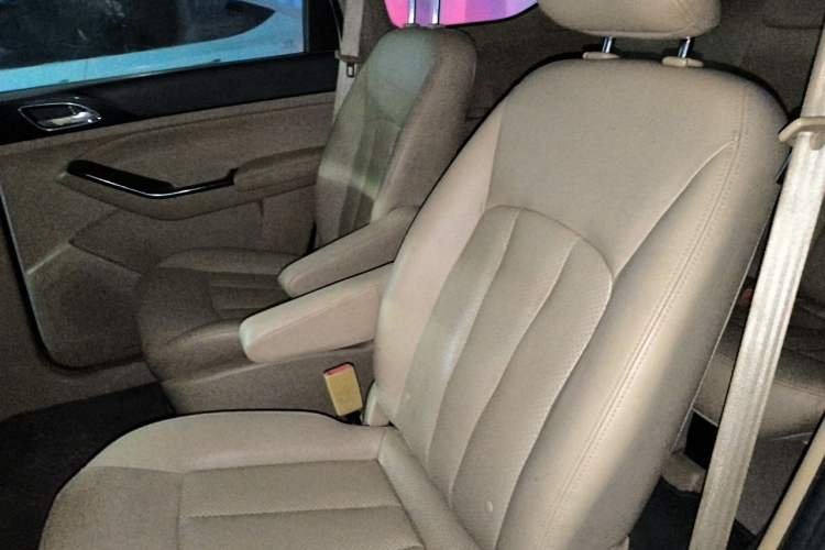 Used Baojun 730 2014 1.5L manual Comfort ESP version 7 seats Left Rear Seat