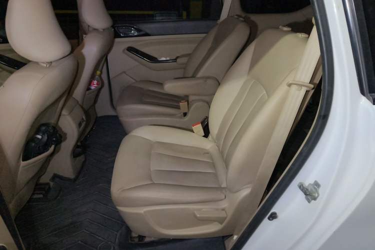 Used Baojun 730 2014 1.5L manual luxury trim 7 seats Left Rear Seat