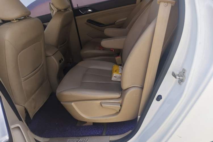 Used Baojun 730 2014 1.5L manual Comfort version 7 seats Left Rear Seat