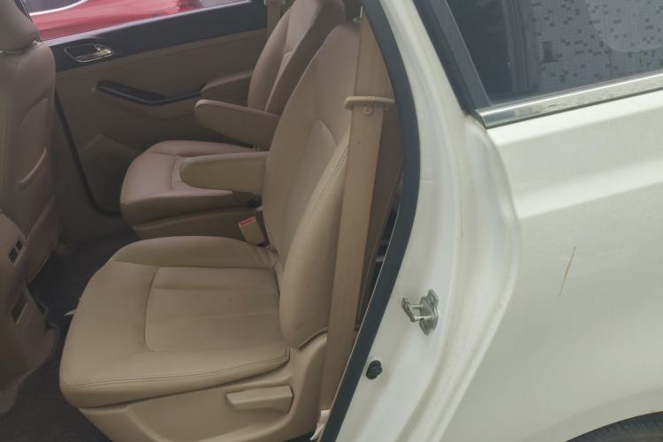 Used Baojun 730 2014 1.5L manual Comfort version 7 seats Left Rear Seat