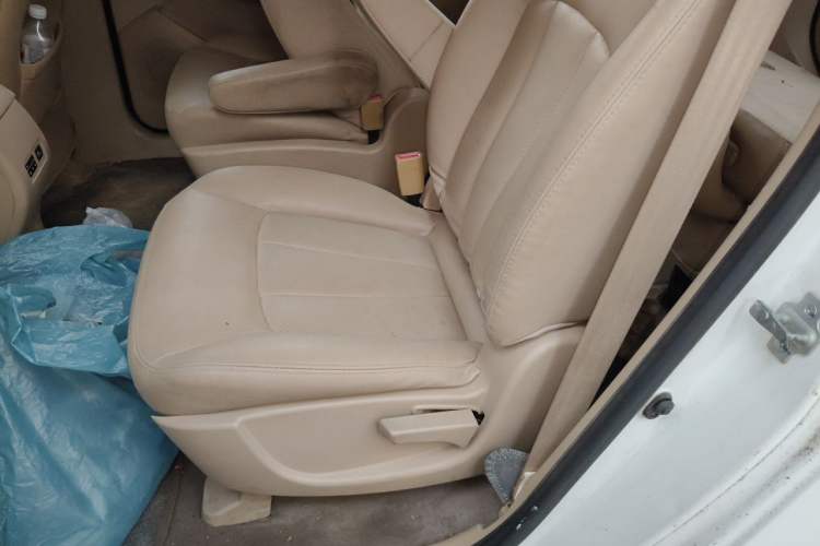 Used Baojun 730 2014 1.5L manual Comfort version 7 seats Left Rear Seat