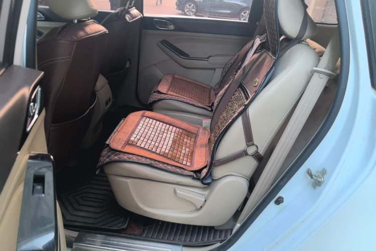 Used Baojun 730 2014 1.5L manual Comfort ESP version 7 seats Left Rear Seat