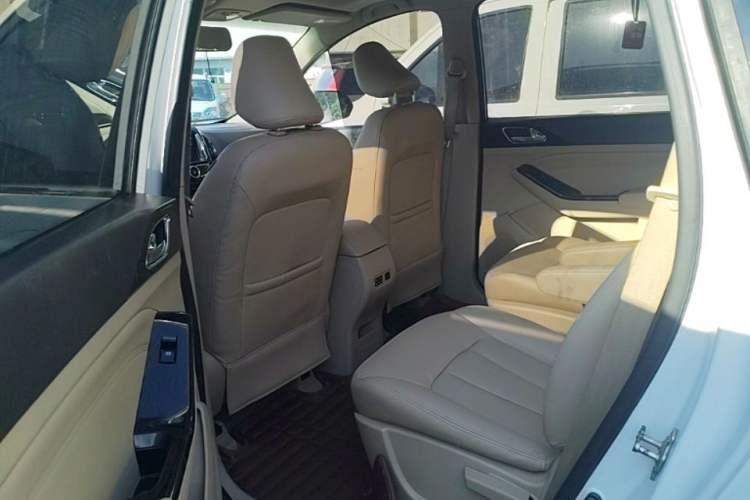 Used Baojun 730 2014 1.5L manual luxury trim 7 seats Left Rear Seat