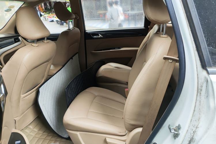 Used Baojun 730 2014 1.5L manual Comfort version 7 seats Left Rear Seat