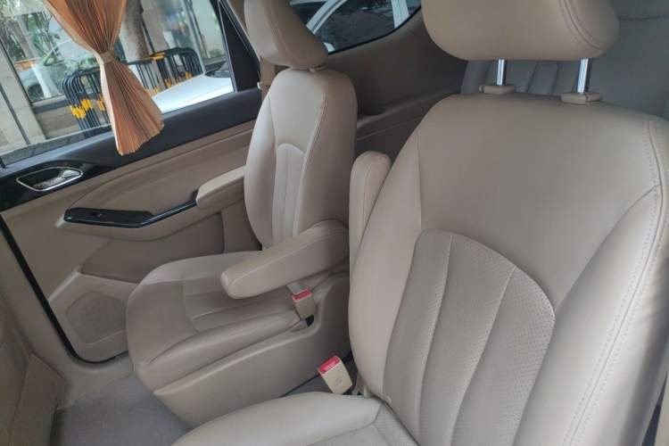 Used Baojun 730 2014 1.5L manual Comfort version 7 seats Left Rear Seat