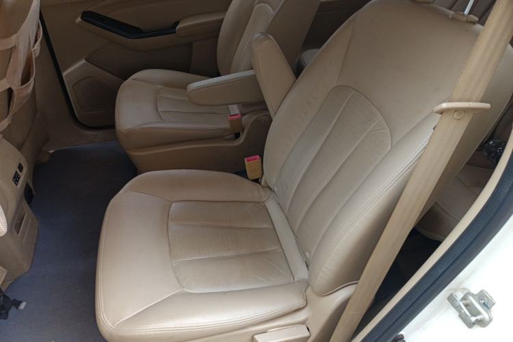 Used Baojun 730 2014 1.5L manual luxury trim 7 seats Left Rear Seat