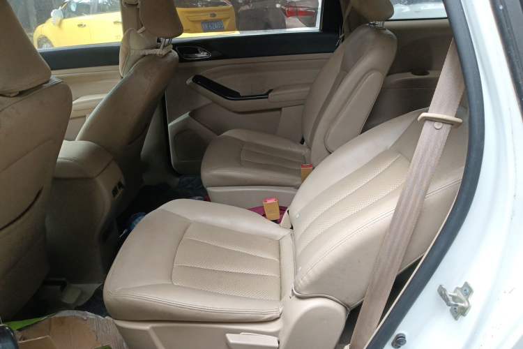 Used Baojun 730 2014 1.5L manual Comfort version 7 seats Left Rear Seat