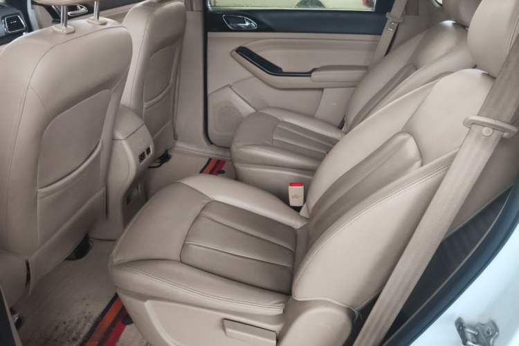 Used Baojun 730 2014 1.5L manual luxury trim 7 seats Left Rear Seat