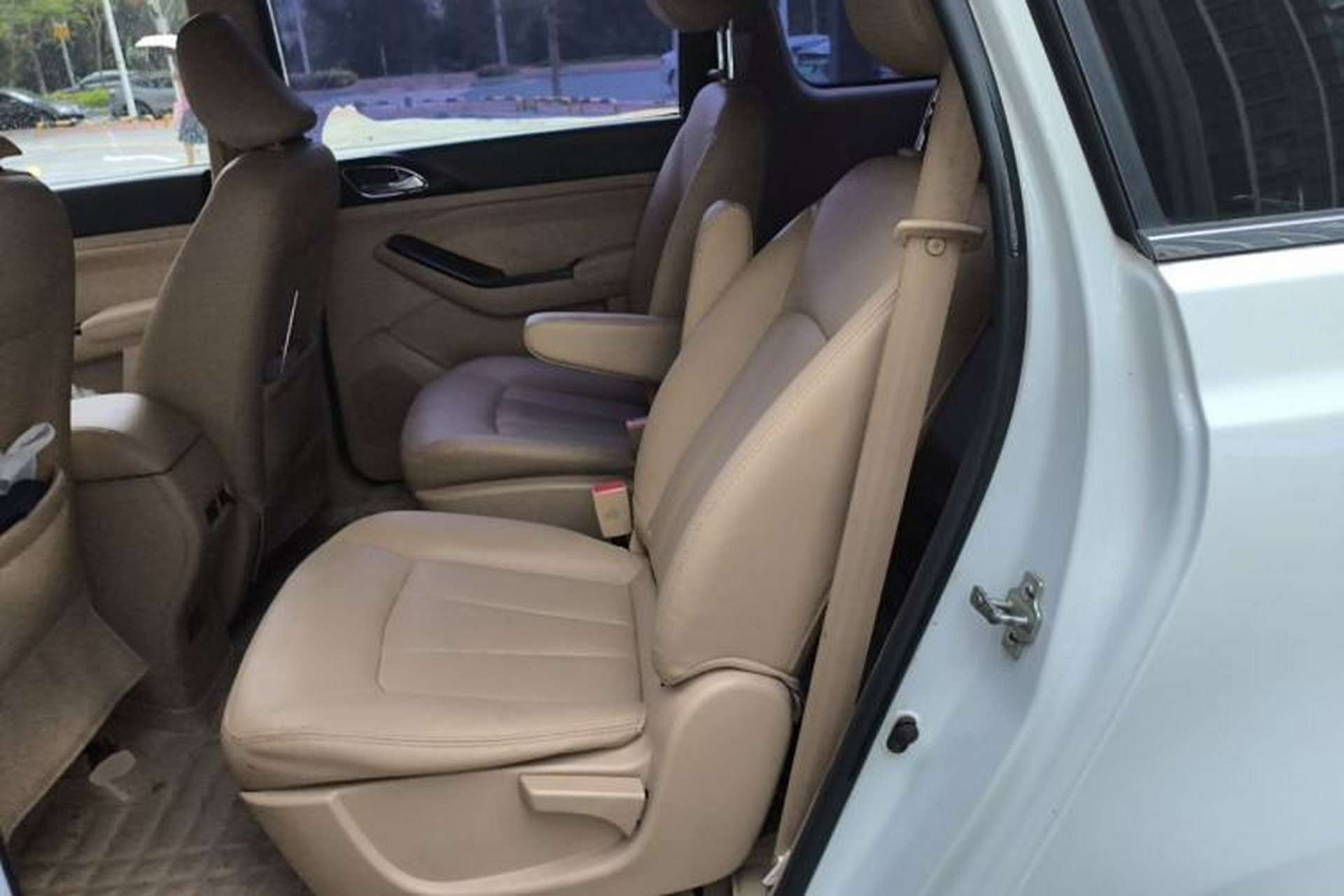 Used Baojun 730 2014 1.5L manual Comfort version 7 seats Left Rear Seat