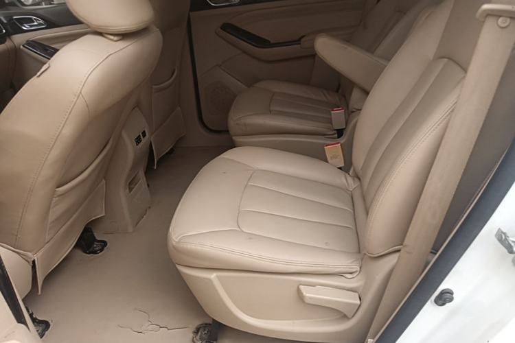 Used Baojun 730 2014 1.5L manual luxury trim 7 seats Left Rear Seat