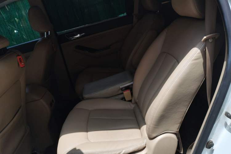 Used Baojun 730 2014 1.5L manual Comfort version 7 seats Left Rear Seat