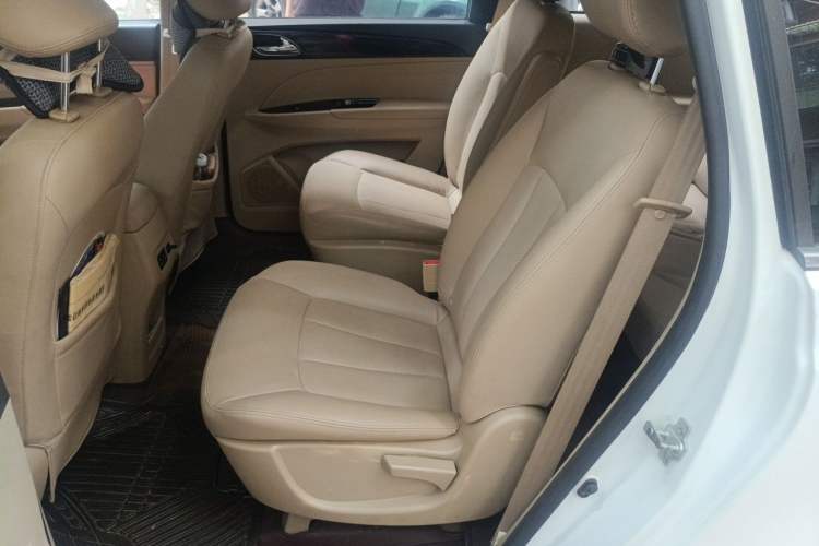 Used Baojun 730 2014 1.5L manual Comfort version 7 seats Left Rear Seat