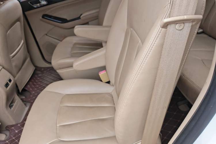 Used Baojun 730 2014 1.5L manual luxury trim 7 seats Left Rear Seat