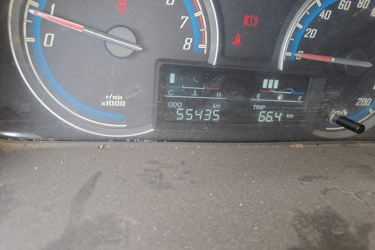 Used Baojun 730 2014 1.5L manual luxury trim 7 seats Odometer Close Up