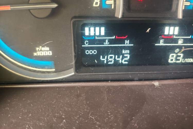 Used Baojun 730 2014 1.5L Manual Luxury Navigation ESP Version 7 Seats Odometer Close Up