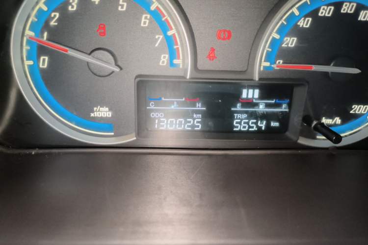 Used Baojun 730 2014 1.5L Manual Luxury Navigation ESP Version 7 Seats Odometer Close Up