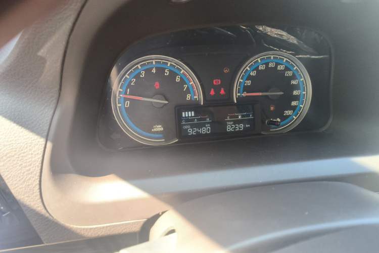Used Baojun 730 2014 1.5L manual luxury trim 7 seats Odometer Close Up