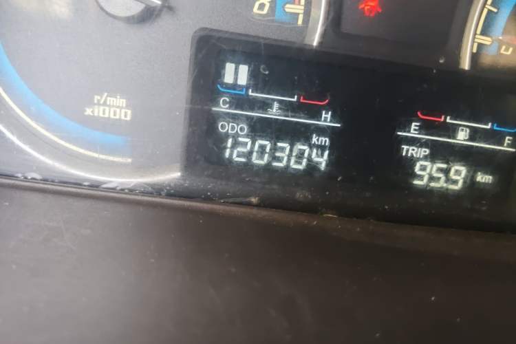 Used Baojun 730 2014 1.5L manual standard trim 7 seats Odometer Close Up