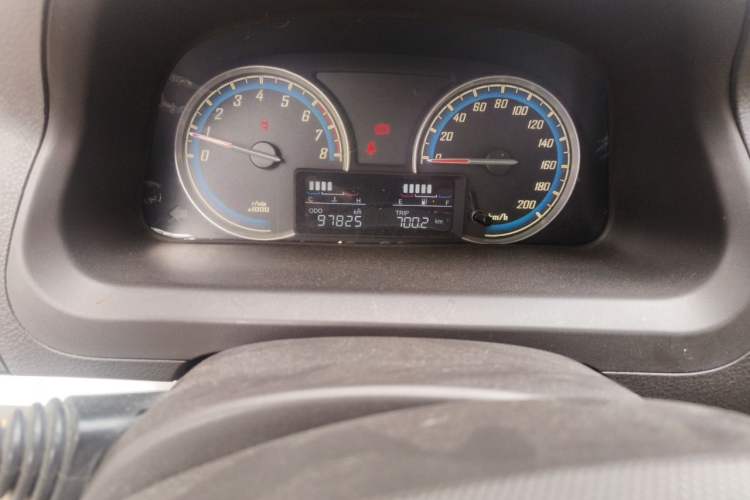 Used Baojun 730 2014 1.5L manual standard trim 7 seats Odometer Close Up