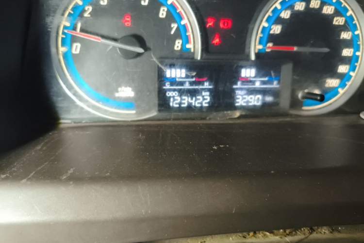 Used Baojun 730 2014 1.5L manual standard trim 7 seats Odometer Close Up