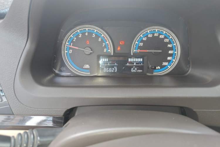 Used Baojun 730 2014 1.5L manual Comfort version 7 seats Odometer Close Up