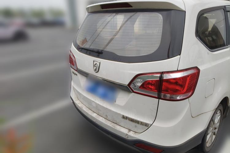 Used Baojun 730 2014 1.5L manual luxury trim 7 seats Rear