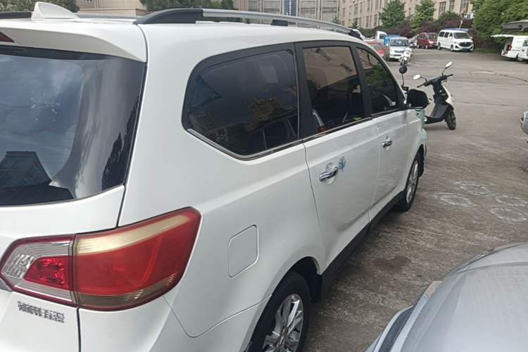 Used Baojun 730 2014 1.5L manual luxury trim 7 seats Rear Right 45 Deg