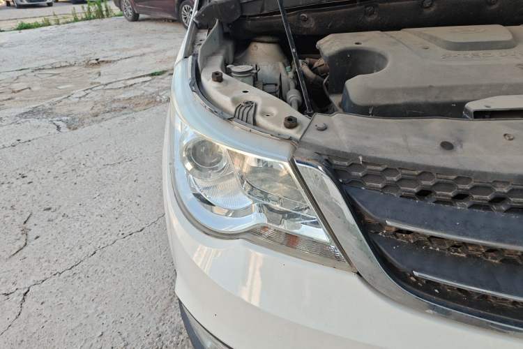 Used Baojun 730 2014 1.5L manual luxury trim 7 seats Right Front Headlight
