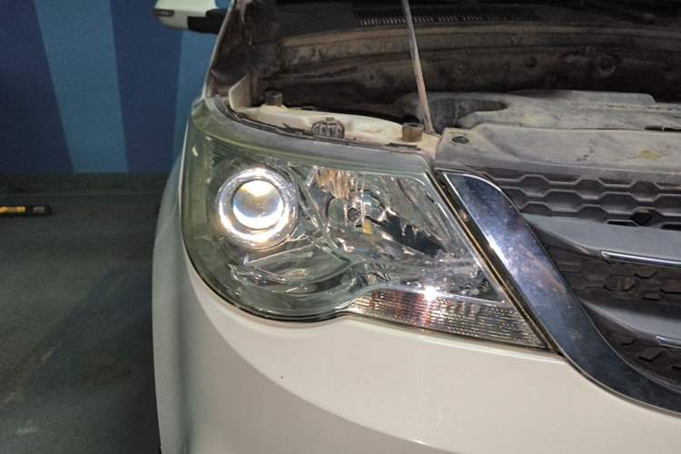 Used Baojun 730 2014 1.5L manual Comfort ESP version 7 seats Right Front Headlight
