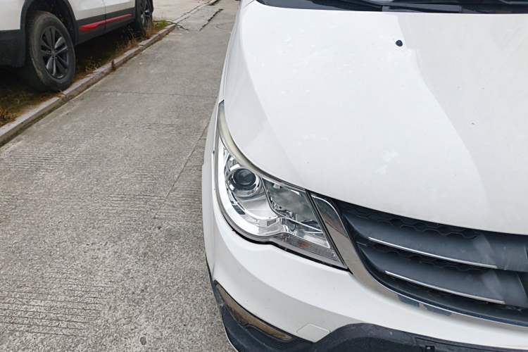 Used Baojun 730 2014 1.5L manual luxury trim 7 seats Right Front Headlight