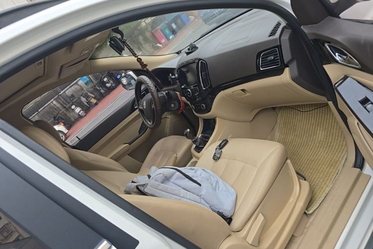 Used Baojun 730 2014 1.5L manual luxury trim 7 seats Right Front Seat