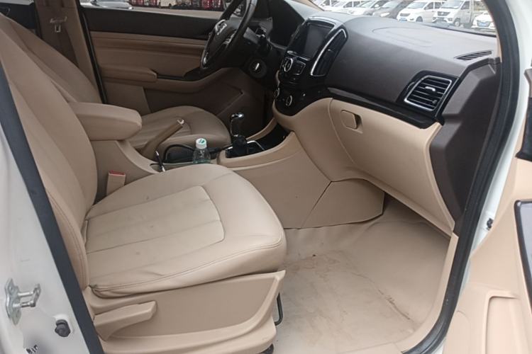 Used Baojun 730 2014 1.5L manual luxury trim 7 seats Right Front Seat