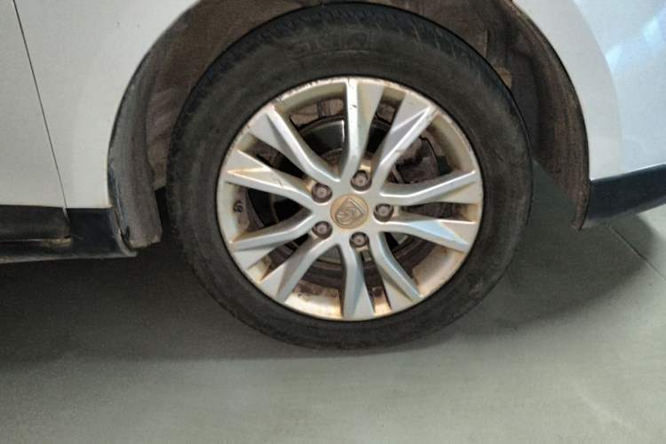 Used Baojun 730 2014 1.5L manual Comfort ESP version 7 seats Right Front Wheel Hub
